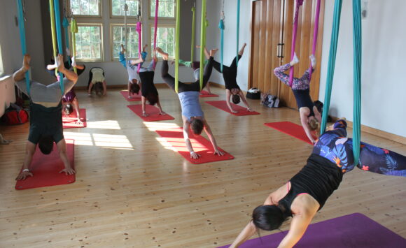 Aerial Flow Yoga Workshop am 24. November von 11 bis 13 Uhr