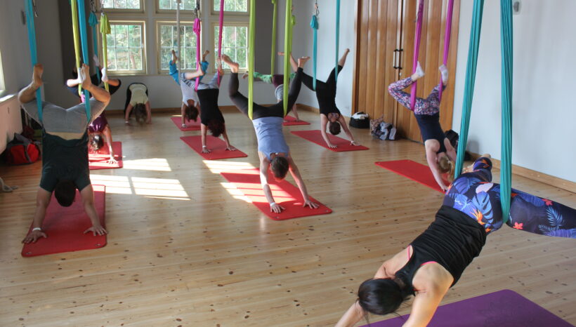 Aerial Flow Yoga Workshop am 24. November von 11 bis 13 Uhr